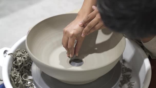 靠近一个女工匠 她坐在陶器工场的桌子旁 正在做一个陶瓷碗 — 图库视频影像