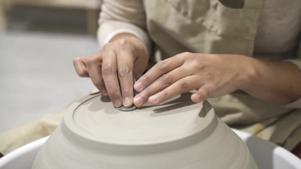 Close Uma Mulher Artesã Sentada Mesa Oficina Cerâmica Trabalhando Uma — Vídeo de Stock