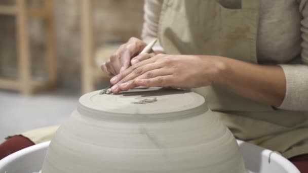 靠近一个女工匠 她坐在陶器工场的桌子旁 正在做一个陶瓷碗 — 图库视频影像
