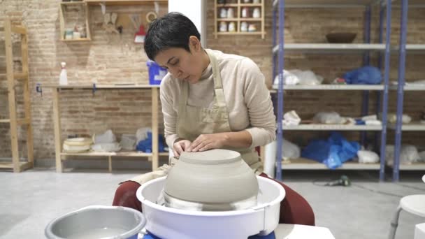 Artista Feminina Sentada Mesa Oficina Cerâmica Trabalhando Uma Tigela Barro — Vídeo de Stock