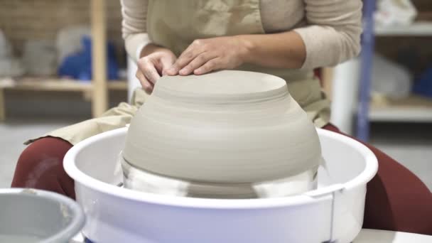 Acercamiento Una Artesana Sentada Escritorio Taller Cerámica Trabajando Tazón Barro — Vídeos de Stock