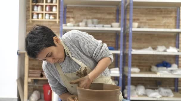 Mulher Trabalhando Com Argila Roda Cerâmica — Vídeo de Stock