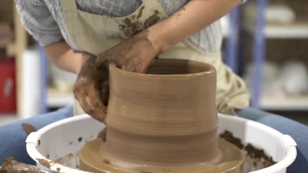 Close Mulher Anônima Trabalhando Roda Cerâmica — Vídeo de Stock