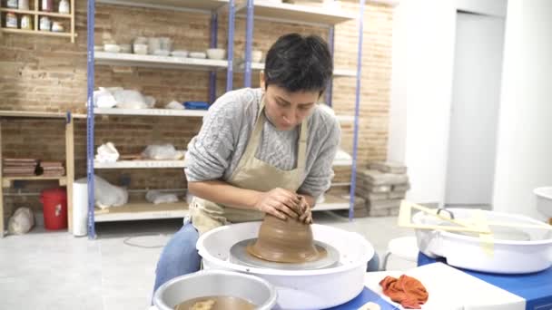 Kvinna Som Arbetar Med Lera Keramikhjulet — Stockvideo