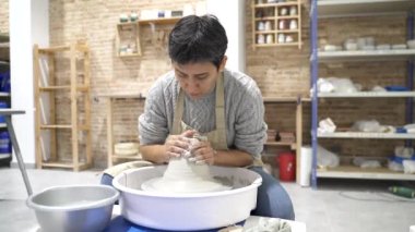 Çömlek çarkında Clay 'le çalışan kadın..