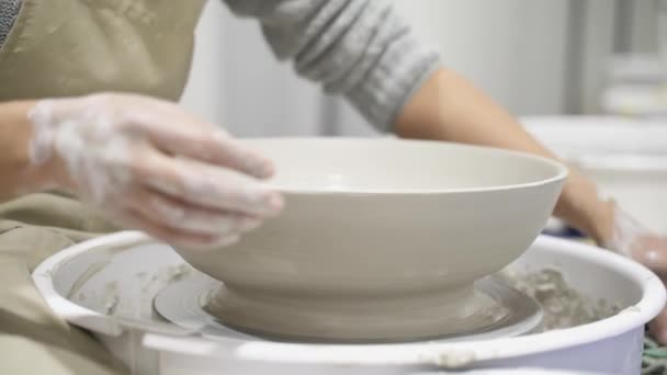 Primer Plano Mujer Anónima Que Trabaja Rueda Cerámica — Vídeos de Stock