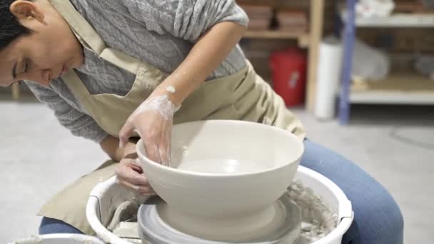 陶器の車輪の上で粘土を扱う女性 — ストック動画