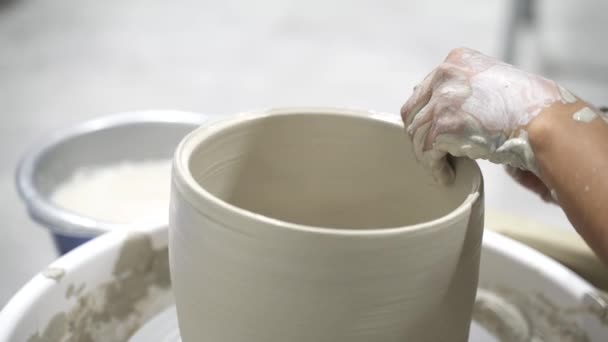 Aproape Femeie Anonimă Care Lucrează Roata Ceramicii — Videoclip de stoc