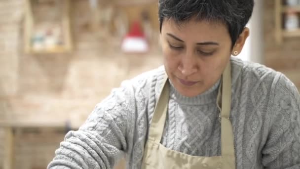 Retrato Una Mujer Artesana Trabajando Arcilla Taller Cerámica — Vídeo de stock