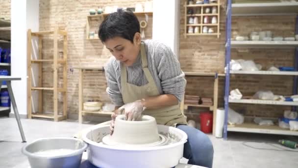 Woman Working Clay Pottery Wheel — Stock Video