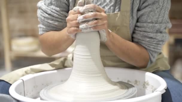 陶瓷轮上与粘土一起工作的女人 — 图库视频影像