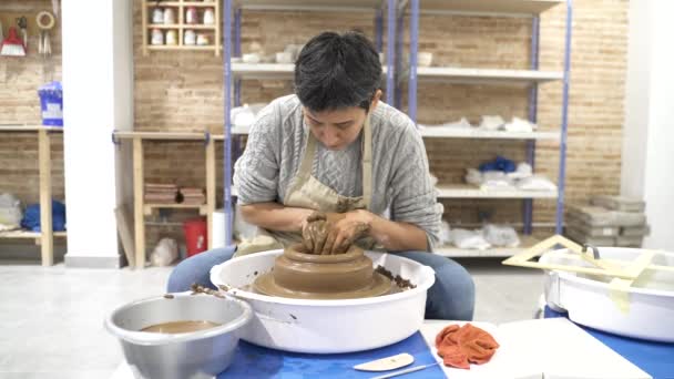 陶瓷轮上与粘土一起工作的女人 — 图库视频影像
