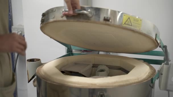 窯に陶器を入れる女陶芸家 — ストック動画