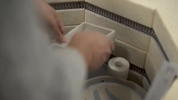 Närbild Kvinna Keramik Sätta Keramik Ugnen — Stockvideo