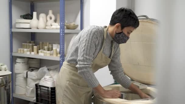 Mujer Alfarero Con Máscara Poner Cerámica Horno — Vídeos de Stock