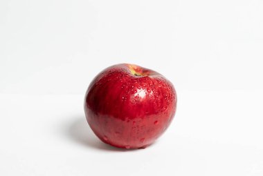 Kırmızı elma beyaz arka planda izole edilmiş. Kırpma yolu, tam alan derinliği.