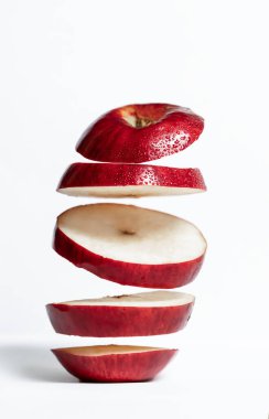 Uçan kırmızı elma beyaz arka planda izole edildi. Kırpma yolu, tam alan derinliği.