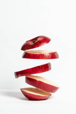 Uçan kırmızı elma beyaz arka planda izole edildi. Kırpma yolu, tam alan derinliği.