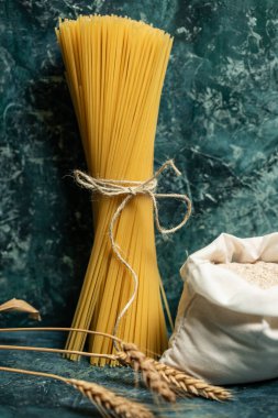 Un ve yumurtalı kuru makarna mavi, kırsal bir sırt turunda. Diyet ve yemek konsepti. 