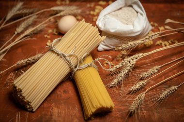 Kahverengi, kırsal bir sırtta un ve yumurtalı kuru makarna. Diyet ve yemek konsepti.