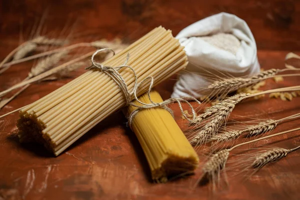 Kahverengi, kırsal bir sırtta un ve yumurtalı kuru makarna. Diyet ve yemek konsepti.
