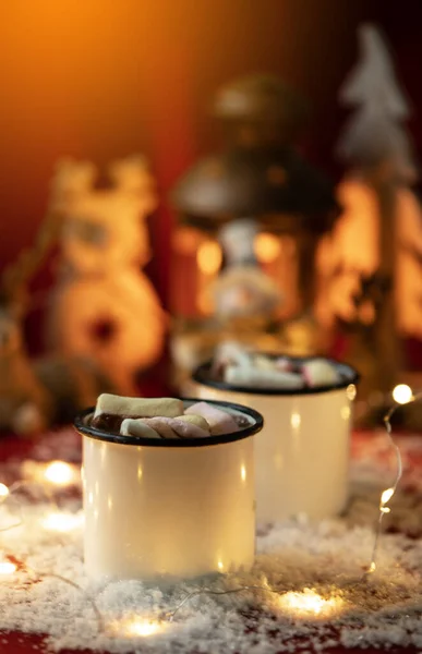 Ζεστές Σοκολάτες Περιτριγυρισμένες Χριστουγεννιάτικα Στολίδια Γλυκές Σοκολάτες Ζαχαρωτά Χριστουγεννιάτικη Ιδέα — Φωτογραφία Αρχείου