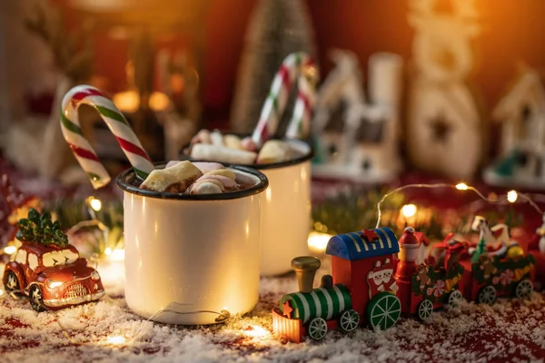 Warme Chocolaatjes Omgeven Door Kerstversieringen Zoete Warme Chocolaatjes Met Marshmallow — Stockfoto