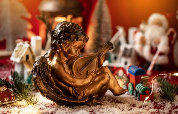 Άγγελος Περιβάλλεται Χριστουγεννιάτικα Στολίδια Και Άγιος Βασίλης Χριστουγεννιάτικη Ιδέα — Φωτογραφία Αρχείου