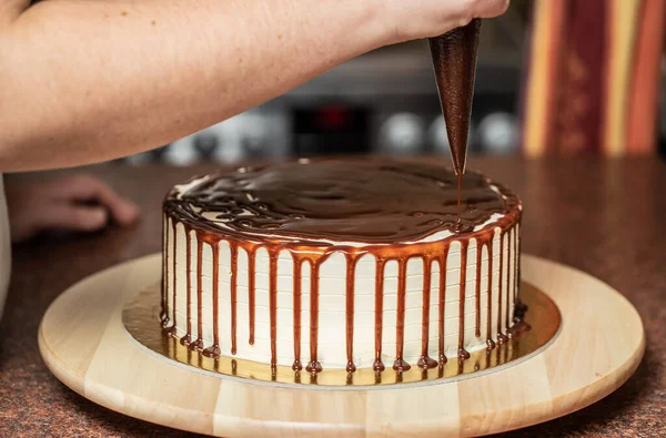 Jeune Femme Décorant Gâteau Fraîchement Cuit Dans Cuisine Concept Nourriture — Photo