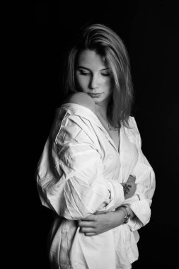 Derisinde çürükler olan üzgün, genç bir kızın stüdyo portresi. Beyaz tişörtlü kız..