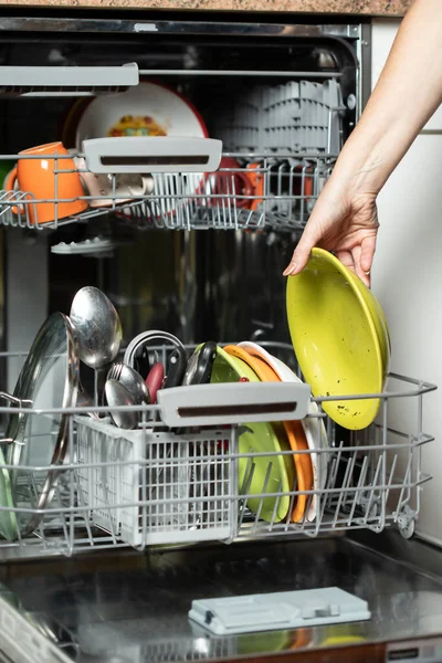 Mujer Joven Empacando Los Platos Lavavajillas Lavavajillas Una Cocina — Foto de Stock