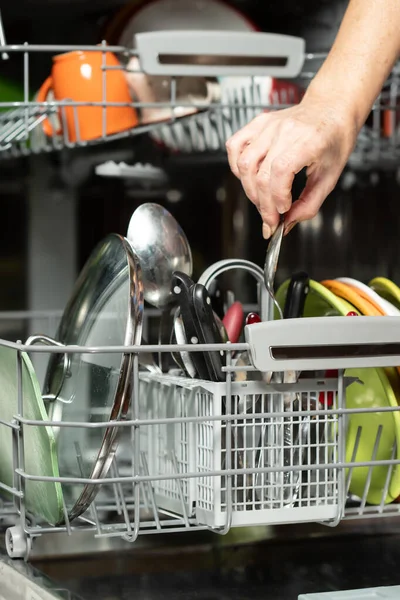 Mujer Joven Empacando Los Platos Lavavajillas Lavavajillas Una Cocina — Foto de Stock