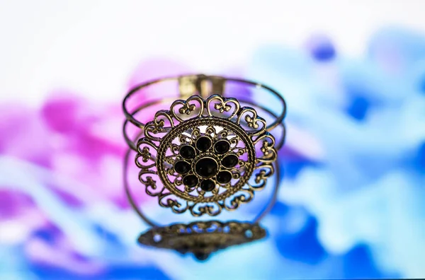 Bellissimo Unico Braccialetto Backgorund Colorato Bracciale Donna — Foto Stock