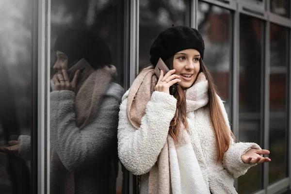 小女孩在讲电话 因为感冒穿保暖衣服的女孩 — 图库照片