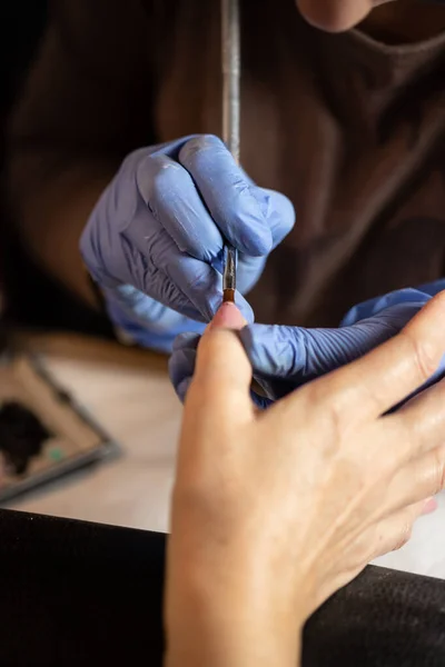 Närbild Kvinna Nagelsalong Som Får Manikyr Begravningsentreprenör Kvinna Får Nagelmanikyr — Stockfoto