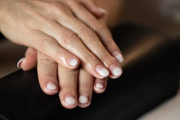 Mulher Salão Beleza Mostrando Suas Unhas Acabadas Mulher Recebendo Manicure — Fotografia de Stock