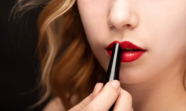 Maquillaje Artista Alpies Lápiz Labial Rojo Maquillaje Proceso Estudio Una —  Fotos de Stock