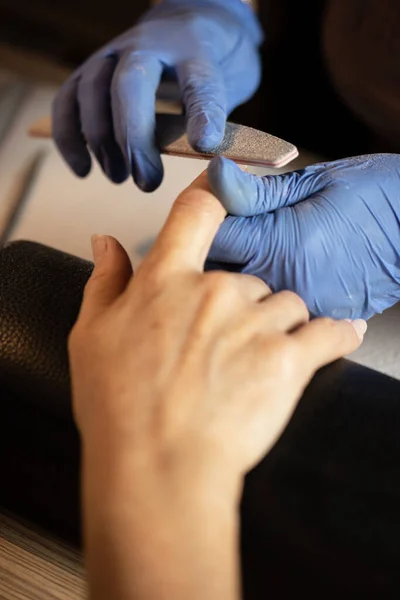 Zbliżenie Kobiety Salonie Paznokci Otrzymującej Manicure Butika Pilnikiem Paznokci Kobieta — Zdjęcie stockowe