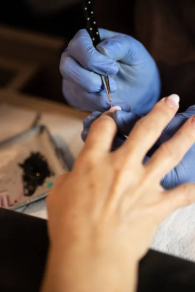 Closeup Shot Woman Nail Salon Receiving Manicure Butician — Stock Photo, Image