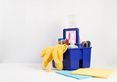 Beyaz arka planda temizlik malzemesi. Beyaz arka planda deterjan şişesi.