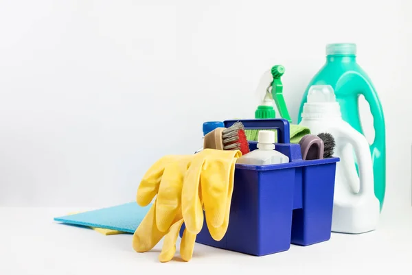 Καθαρισμός Γάντια Και Διάφορα Μπουκάλια Απορρυπαντικό Λευκό Φόντο Εξοπλισμός Καθαρισμού — Φωτογραφία Αρχείου