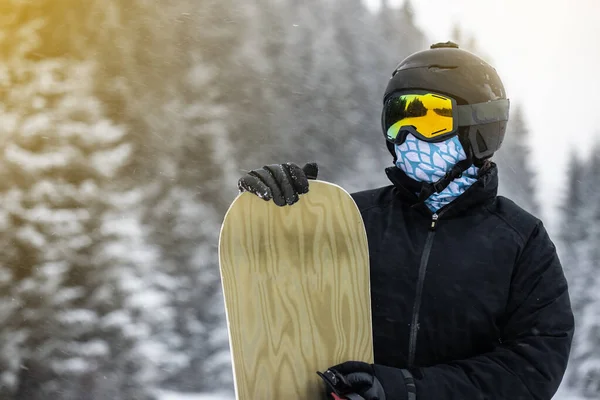 Молода дівчина сноубордист тримає сноуборд — стокове фото