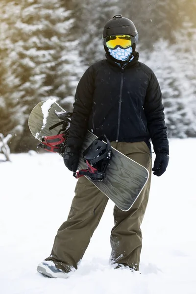 Fiatal lány snowboard kezében a snowboard — Stock Fotó