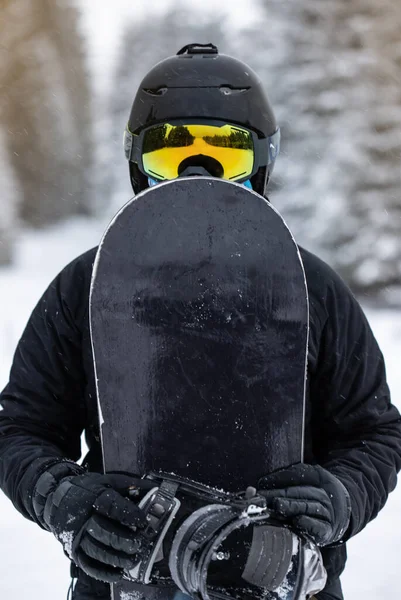 Jeune fille snowboarder tenant son snowboard — Photo