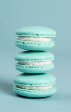 Mavi arka planda mavi, tatlı badem kurabiyeleri. Fransız kurabiyeleri.