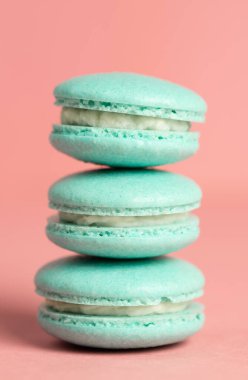 Pembe arka planda mavi, tatlı badem kurabiyeleri. Fransız kurabiyeleri.