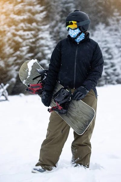 Fiatal Lány Snowboardos Tartja Snowboard Hegyekben — Stock Fotó