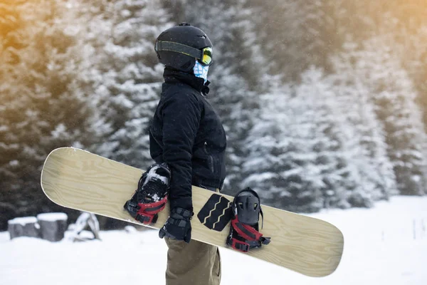 Jeune Fille Snowboarder Tenant Son Snowboard Dans Les Montagnes — Photo