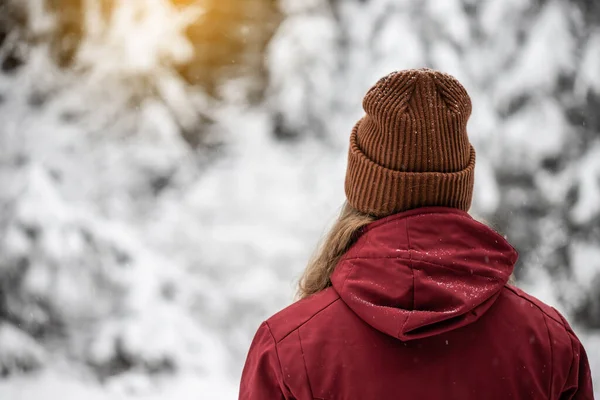 Jovencita Mirando Algo Bosque Nevado Montañas Nevadas — Foto de Stock