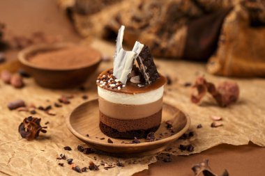 Tahta bir tabakta mini çikolatalı pasta, kakao tozuyla kaplı..